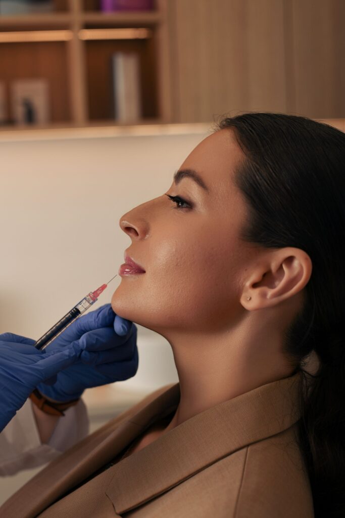 Lūpų formos ir apimties korekcija hialurono rūgšties injekcijomis